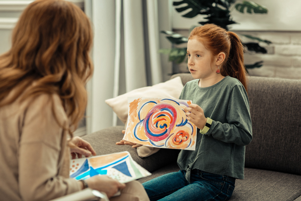 niña mostrando un dibujo